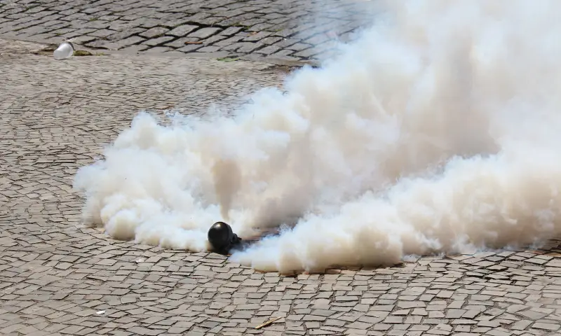 Perigoso gás lacrimogêneo olhos