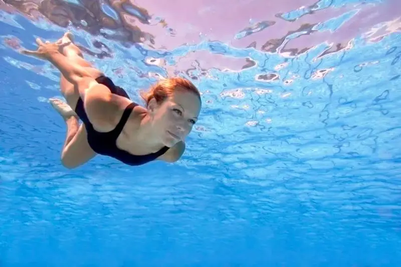 Água salgada ou cloro nos olhos