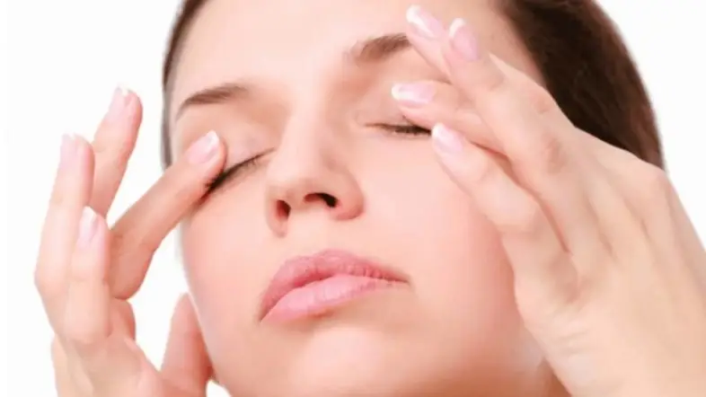 Lentes de contacto presas no Olho